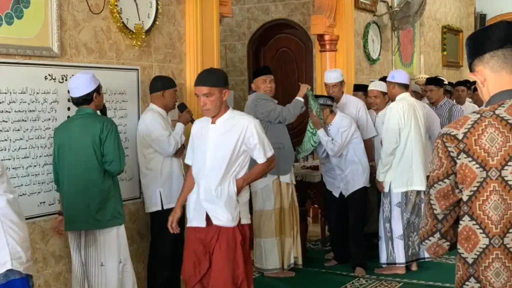 Suasana tabarrukan dengan kain makam Rasulullah