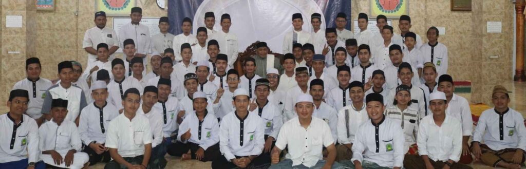 Foto bersama Santri dan Dewan Gure dengan Abu