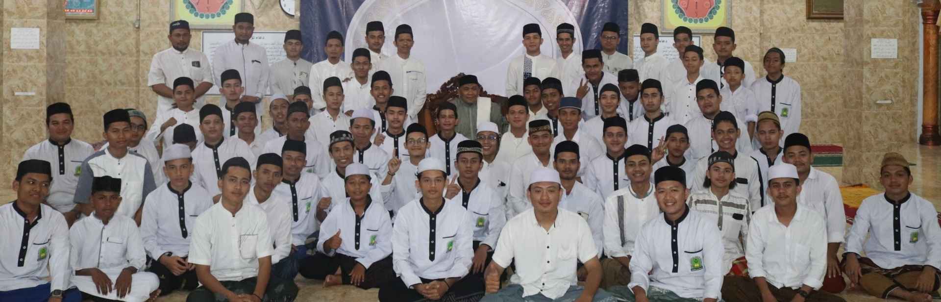 Foto bersama Santri dan Dewan Gure dengan Abu